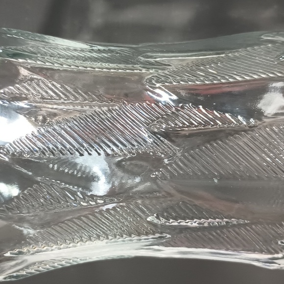 VTG Brody Co Flower Vase Textured Leaves Feathers 8017 C973 Clear Glass - Picture 2 of 8